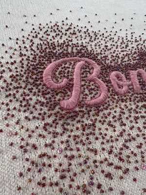 anaissabre-zoom-coussin-ecru-mot-bonheur-perles-fil-vieux-rose