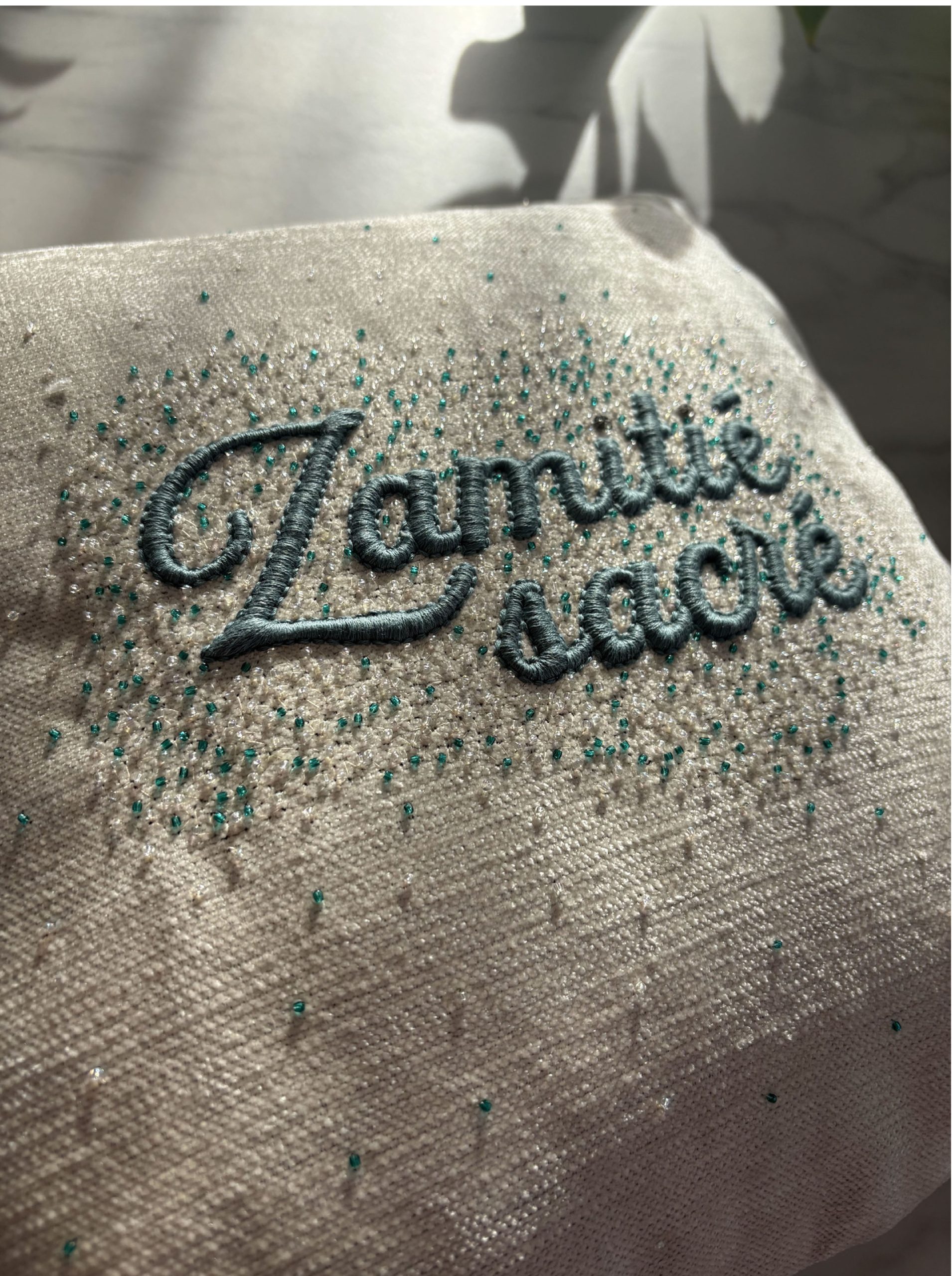 Anaïs Sabre - Coussin final broderie verte ZAMITIE SACRE large plan Anaïs Sabre - Coussin final broderie verte ZAMITIE SACRE large plan