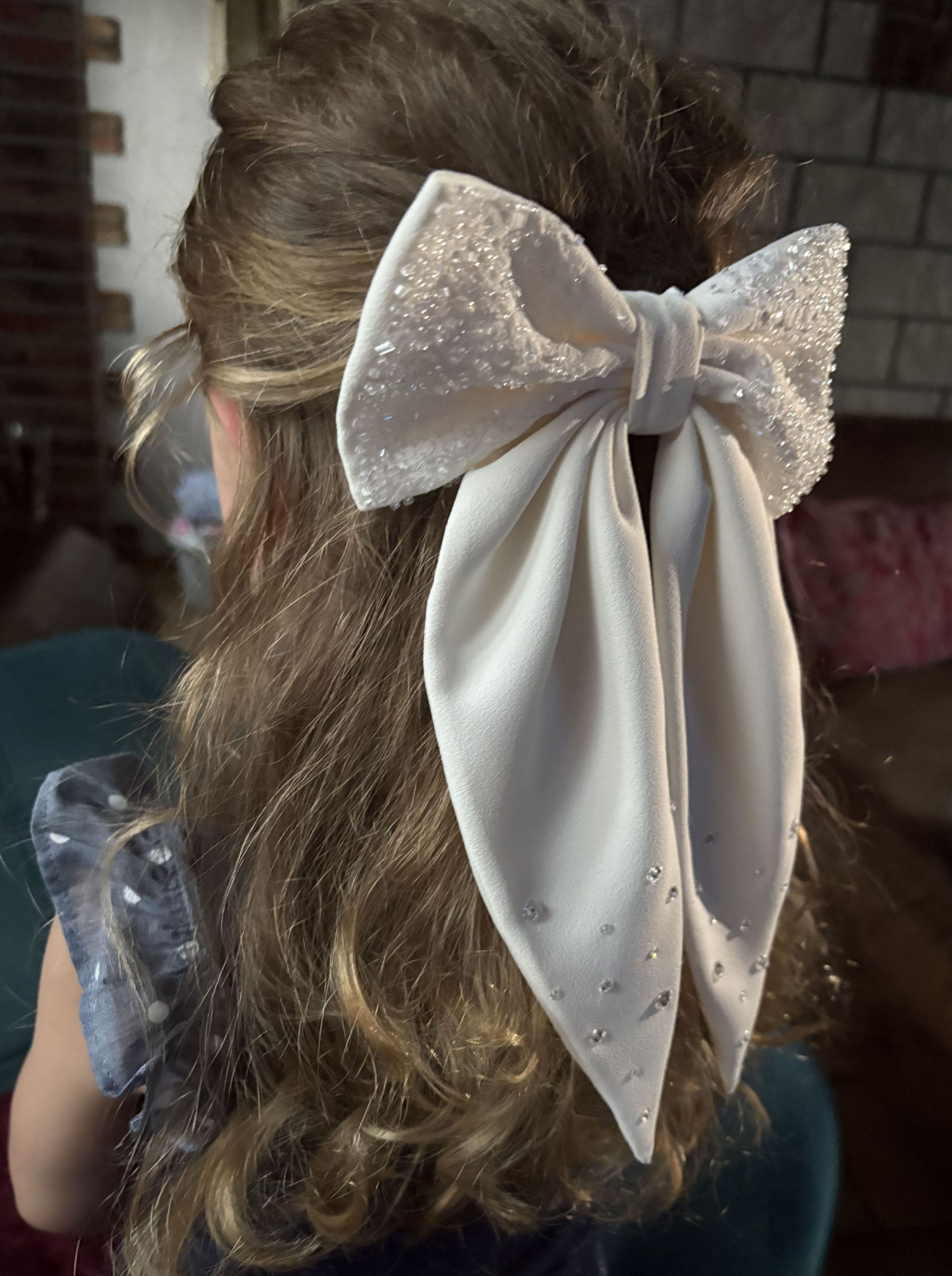 Anaïs Sabre - Noeud ALICE porté dans les cheveux d'une petite fille Anaïs Sabre - Noeud ALICE porté dans les cheveux d'une petite fille