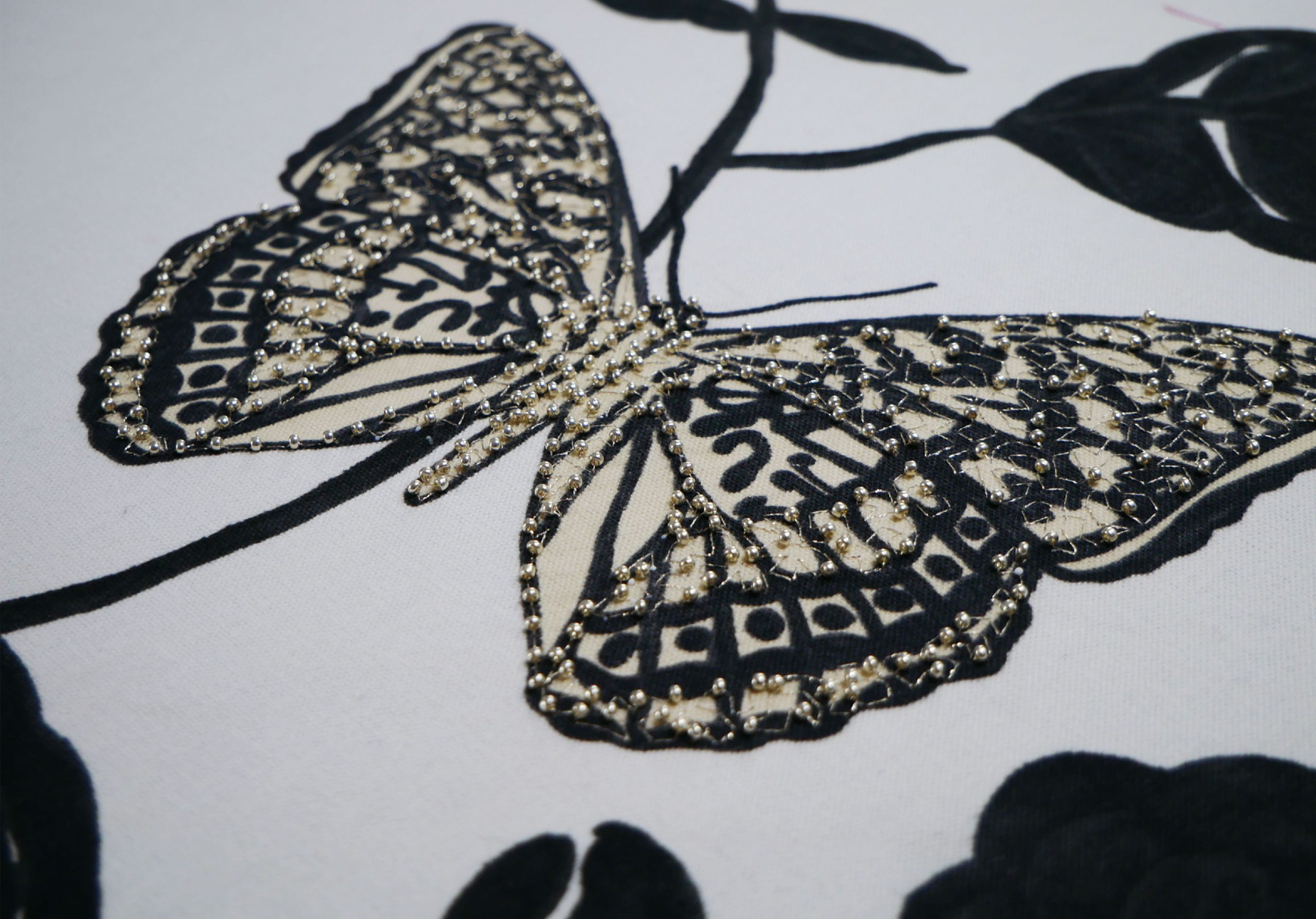 Anaïs Sabre - Vue broderie papillon perle or