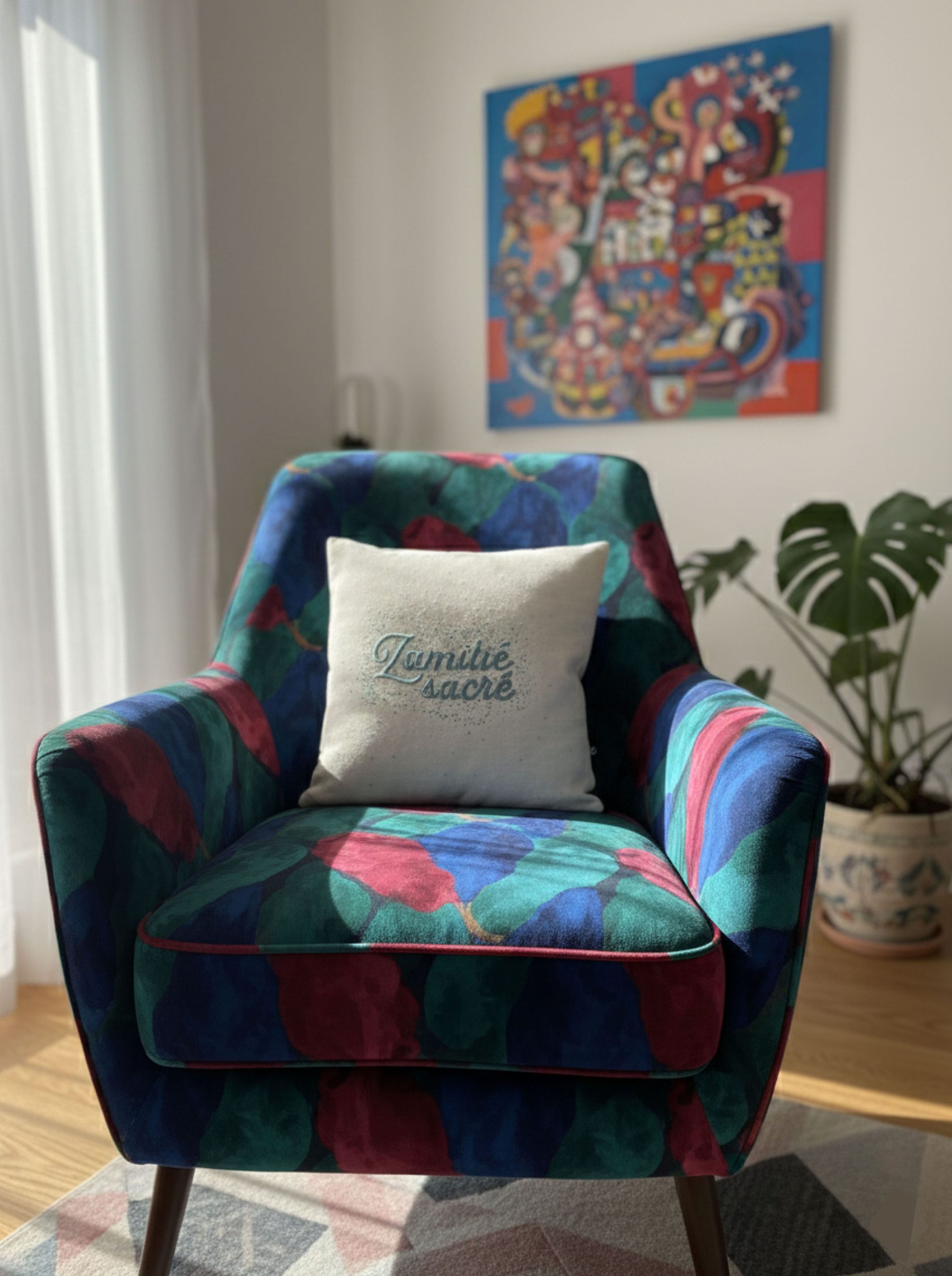 Anaïs Sabre - coussin ZAMITIE SACRE sur fauteuil coloré