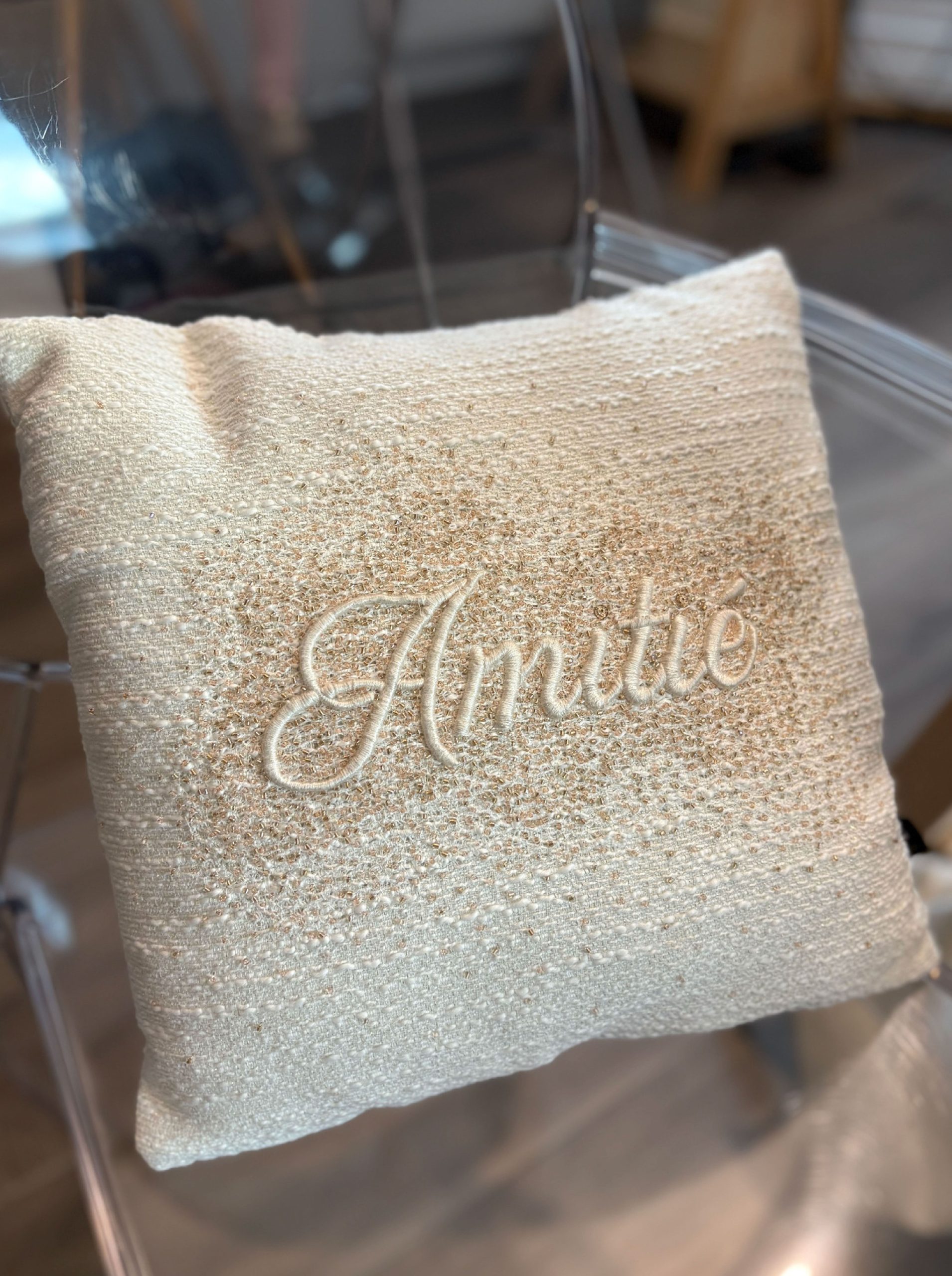 Anaïs Sabre - coussin confectionné sur chaise Anaïs Sabre - coussin confectionné sur chaise