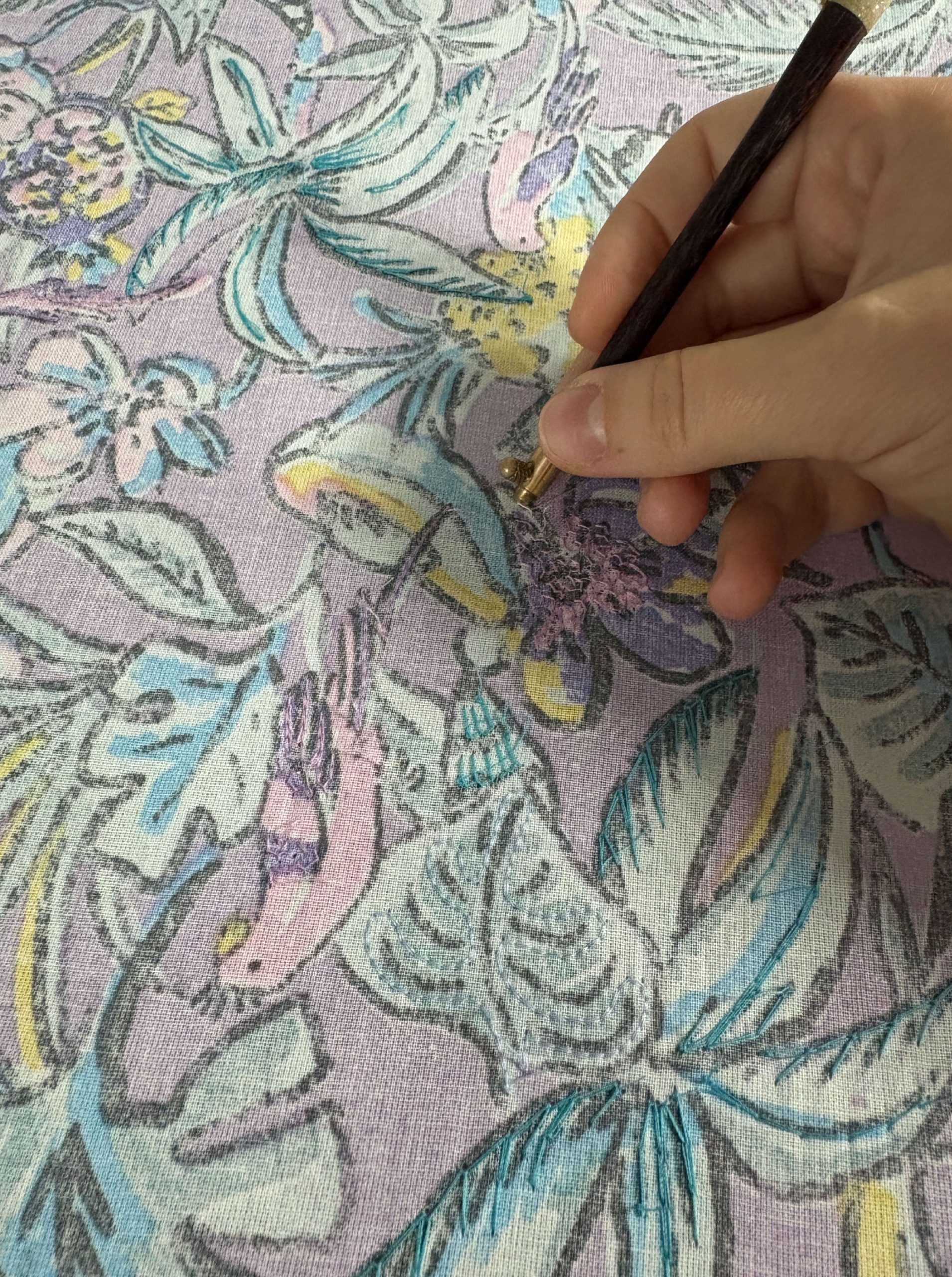 Anaïs Sabre - crochet et broderie sur l'envers