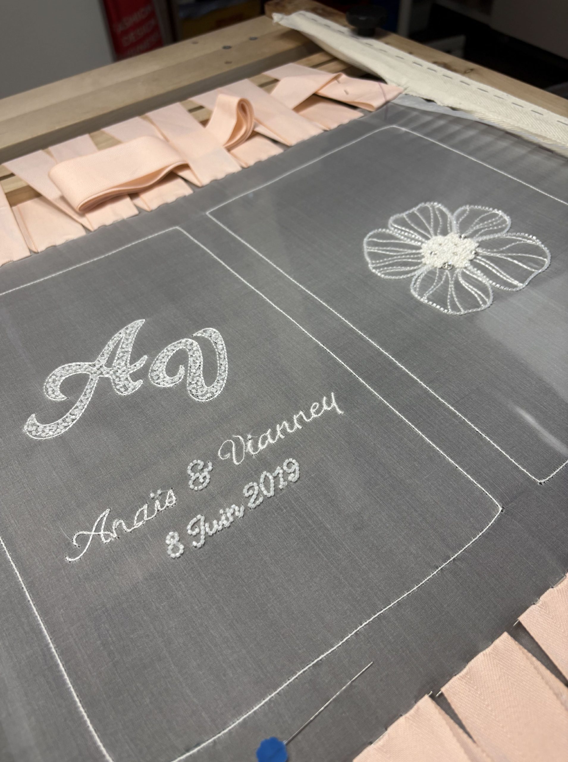 Anaïs Sabre - échantillons blanc organza initiales et fleur