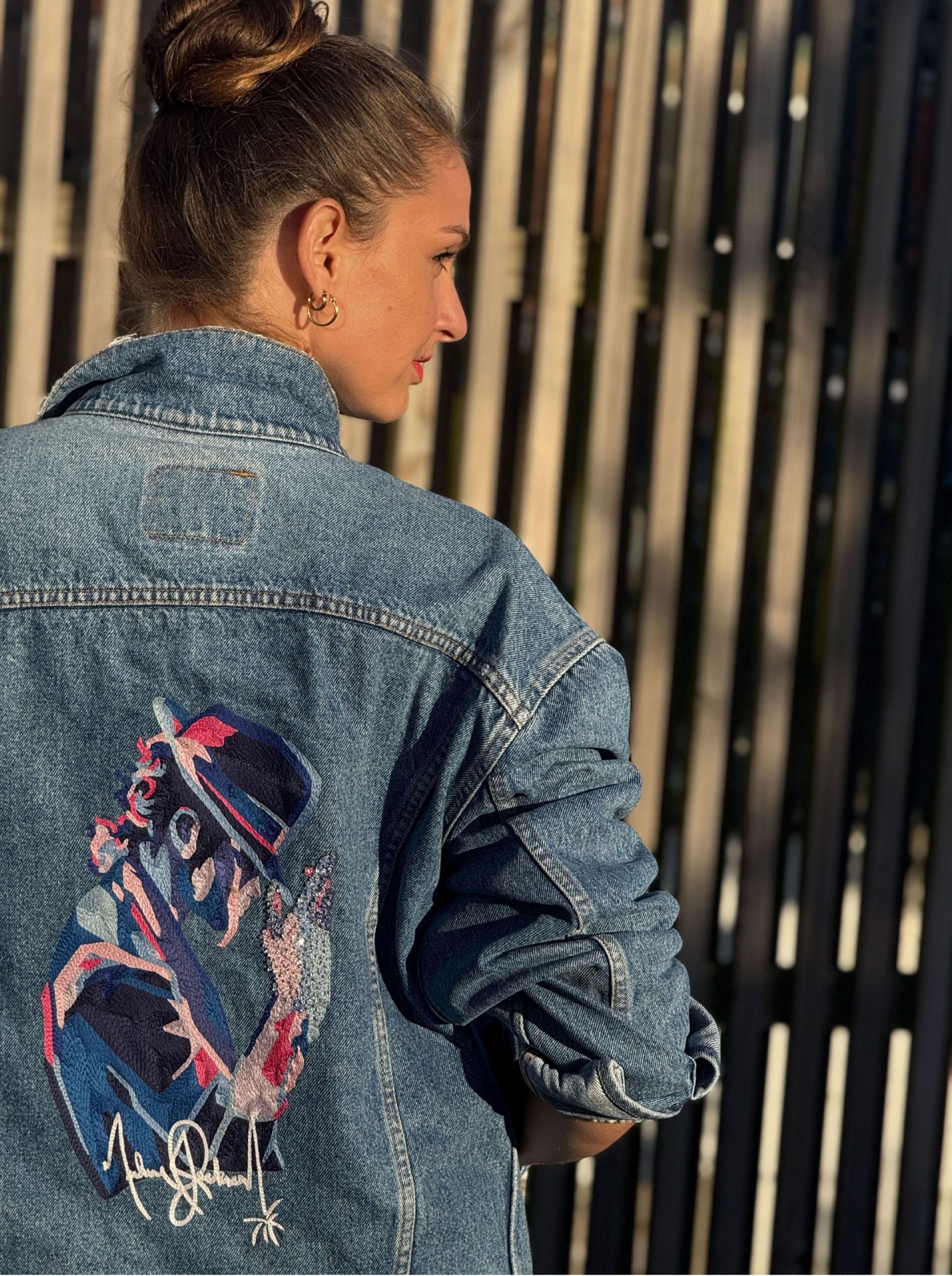 Anaïs Sabre - veste MJ focus porté