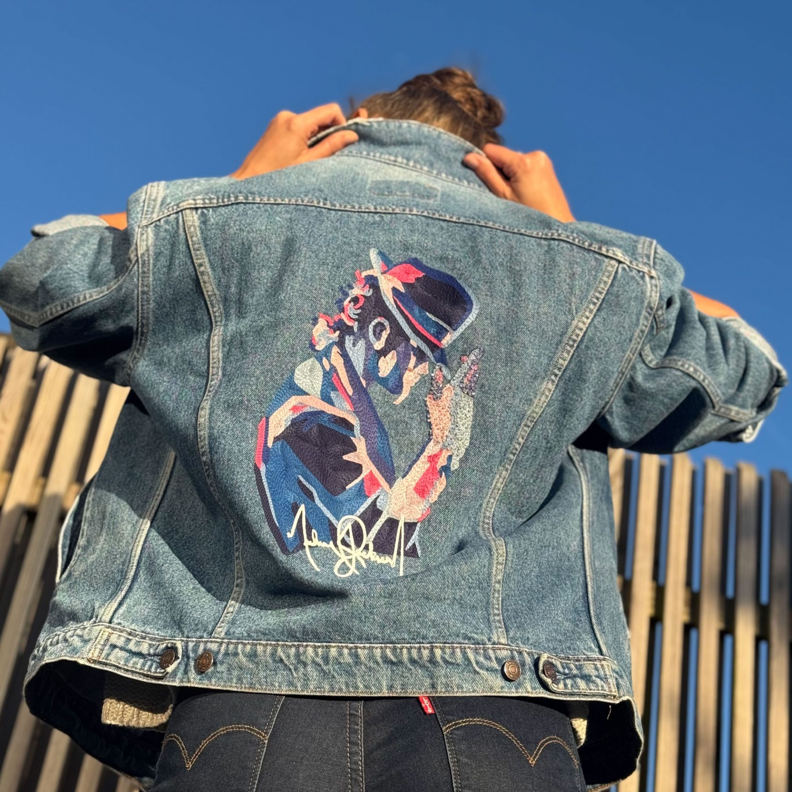 Anaïs Sabre - zoom vue du bas au porté veste MJ